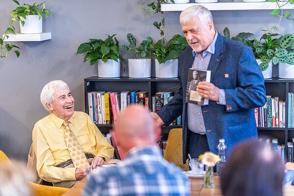 Jiří Grygar a jeden z kmotrů prof. Zdeněk Mikulášek