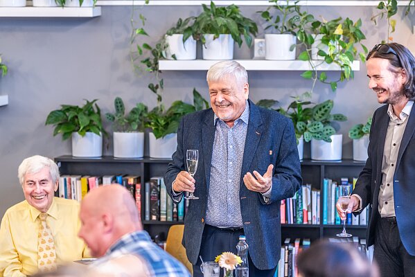 Jiří Grygar s kmotry jeho knihy