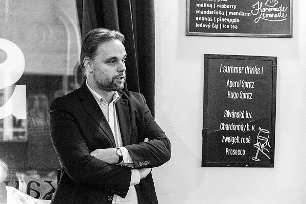Spolu s autorem knihu představil historik Rudolf Kučera