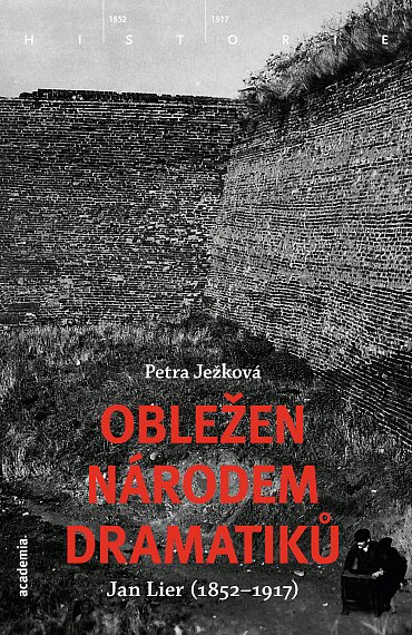 Obležen národem dramatiků.